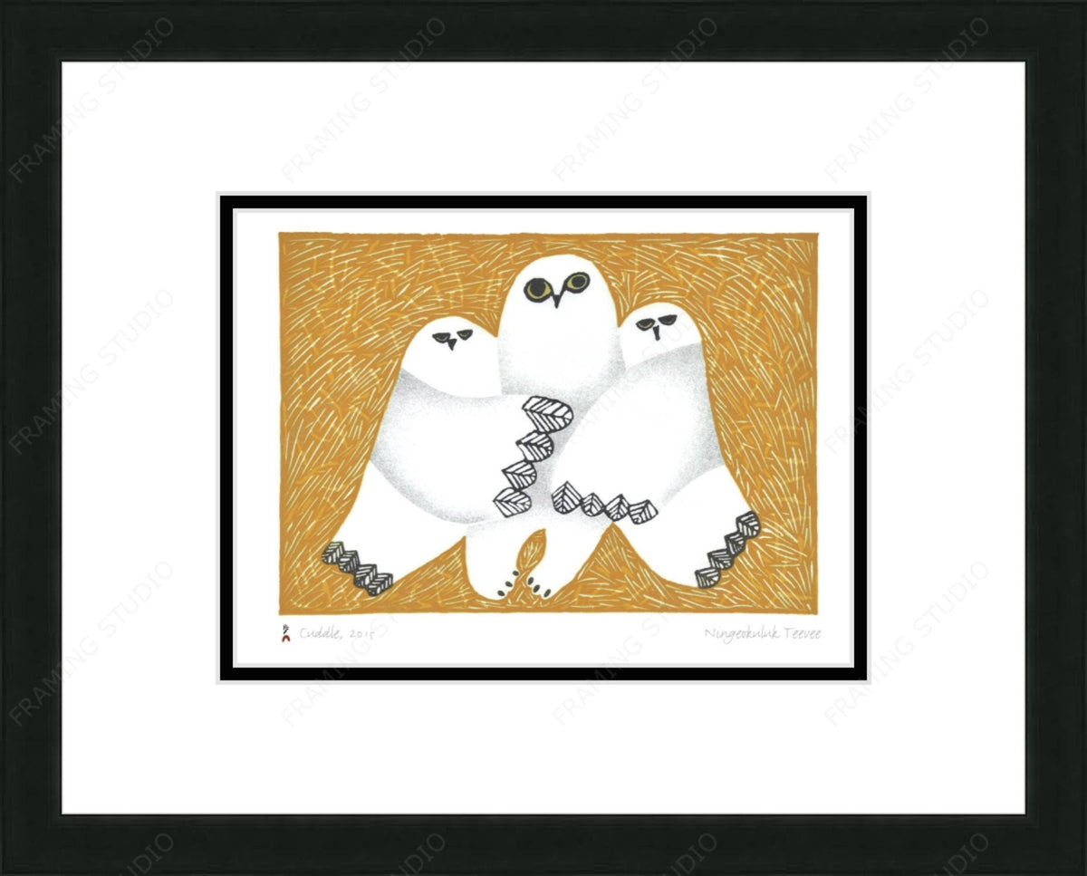 Cuddle, 2015 par Ningiukulu Teevee, carte d'art autochtone inuite, décor autochtone, carte d'art encadrée