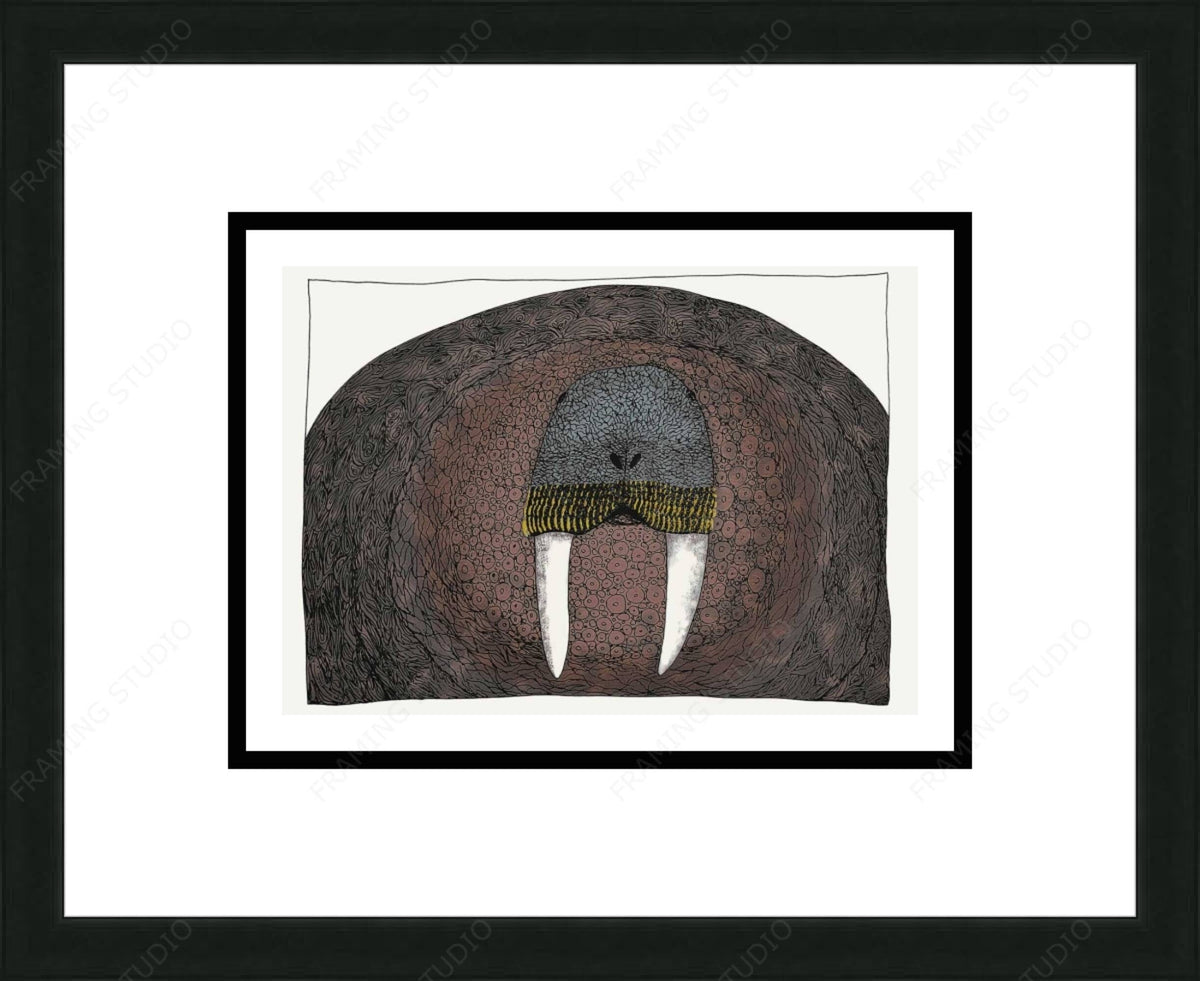 Imposant morse, 2009 par Ningiukulu Teevee, carte d'art inuit autochtone, décor autochtone, carte d'art encadrée