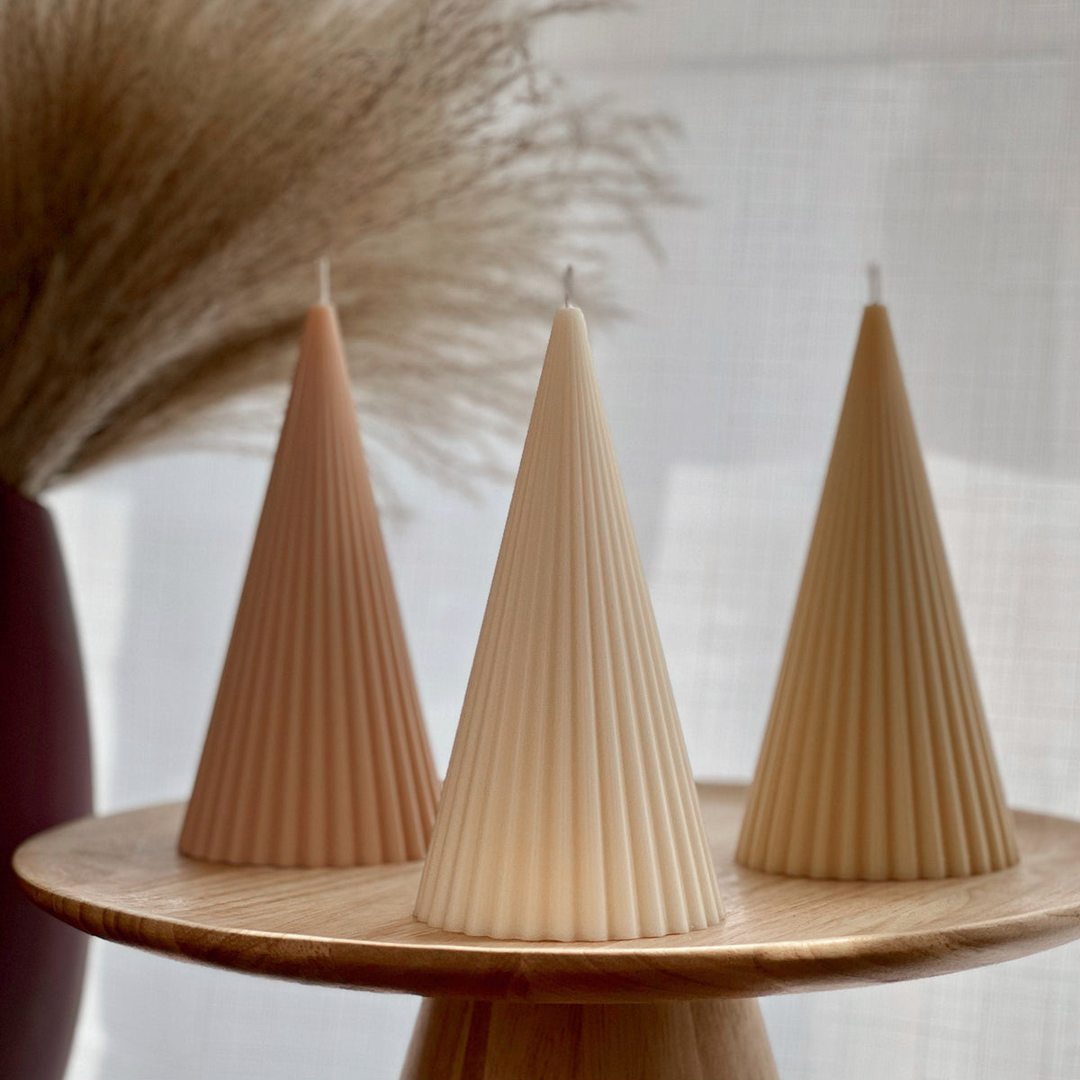 Bougie conique striée en cire de soja : décoration minimaliste pour la maison