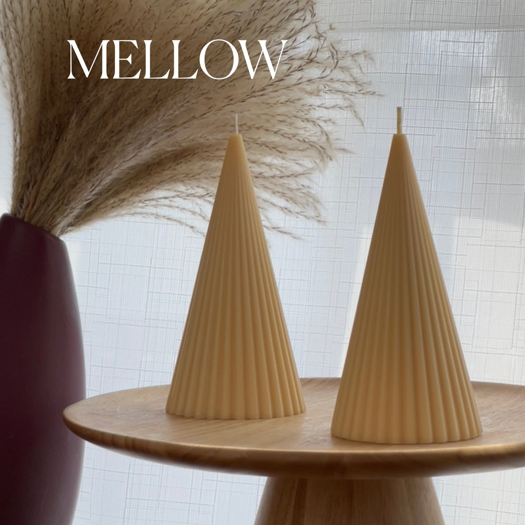 Bougie conique striée en cire de soja : décoration minimaliste pour la maison