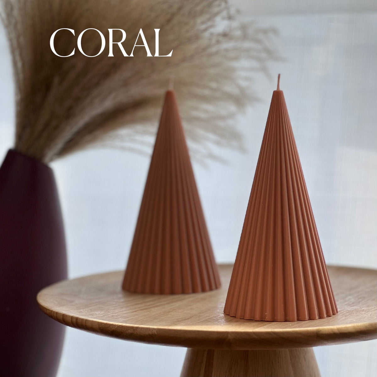 Bougie conique striée en cire de soja : décoration minimaliste pour la maison