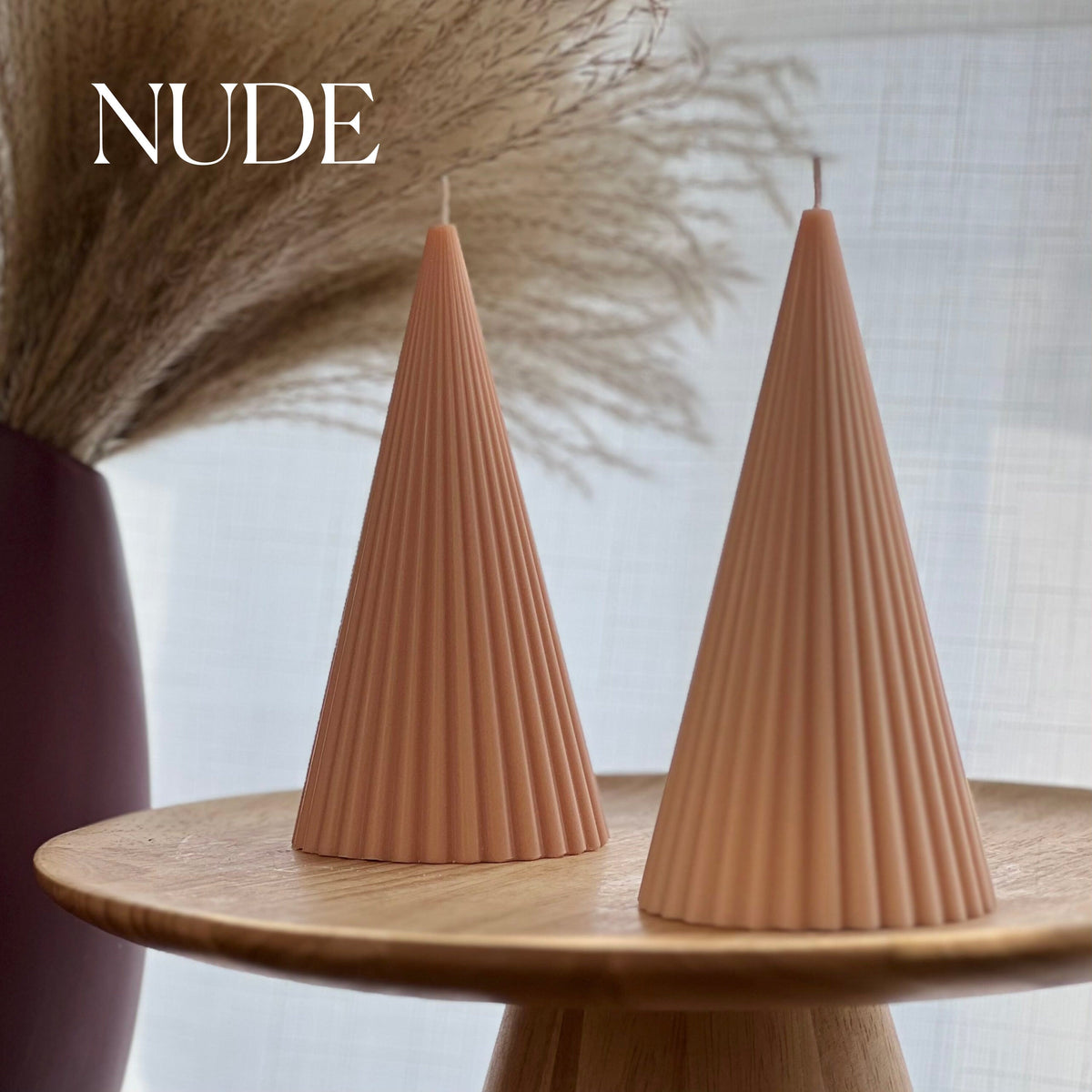Bougie conique striée en cire de soja : décoration minimaliste pour la maison