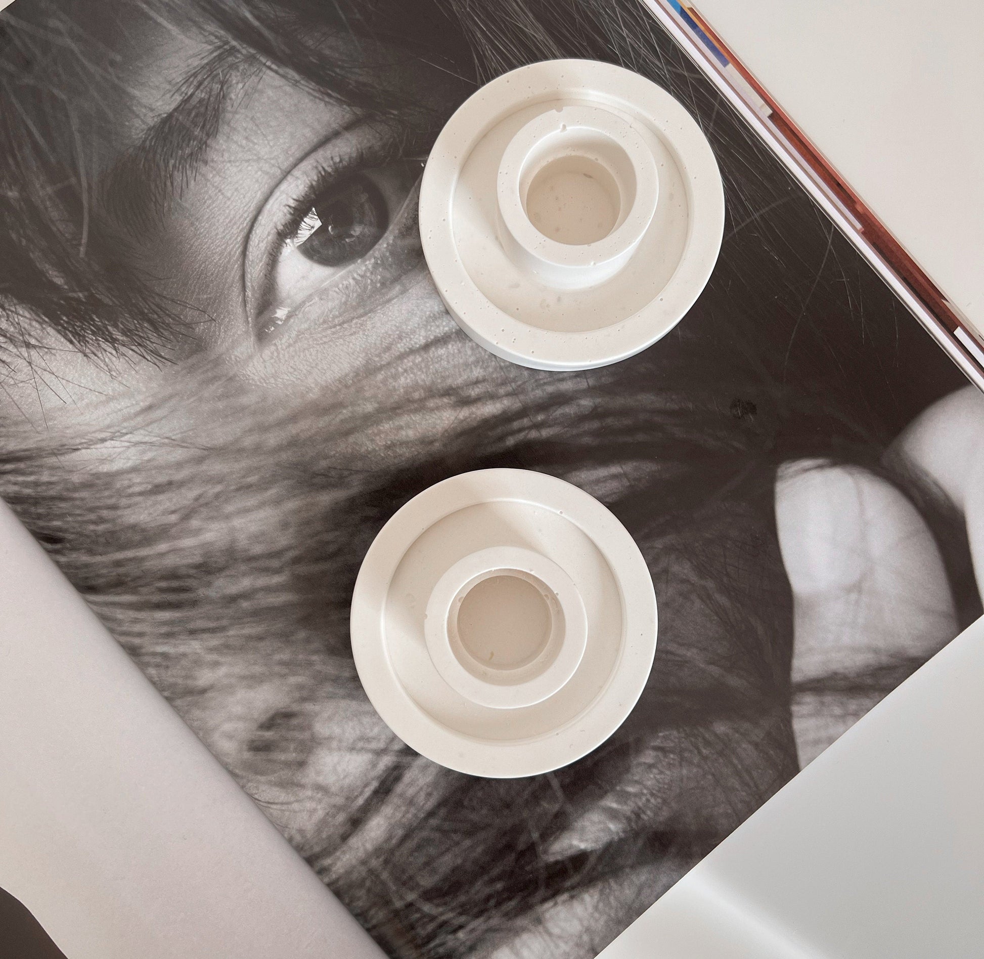 Round Jesmonite Candlestick Holder: Minimalist Table Decor