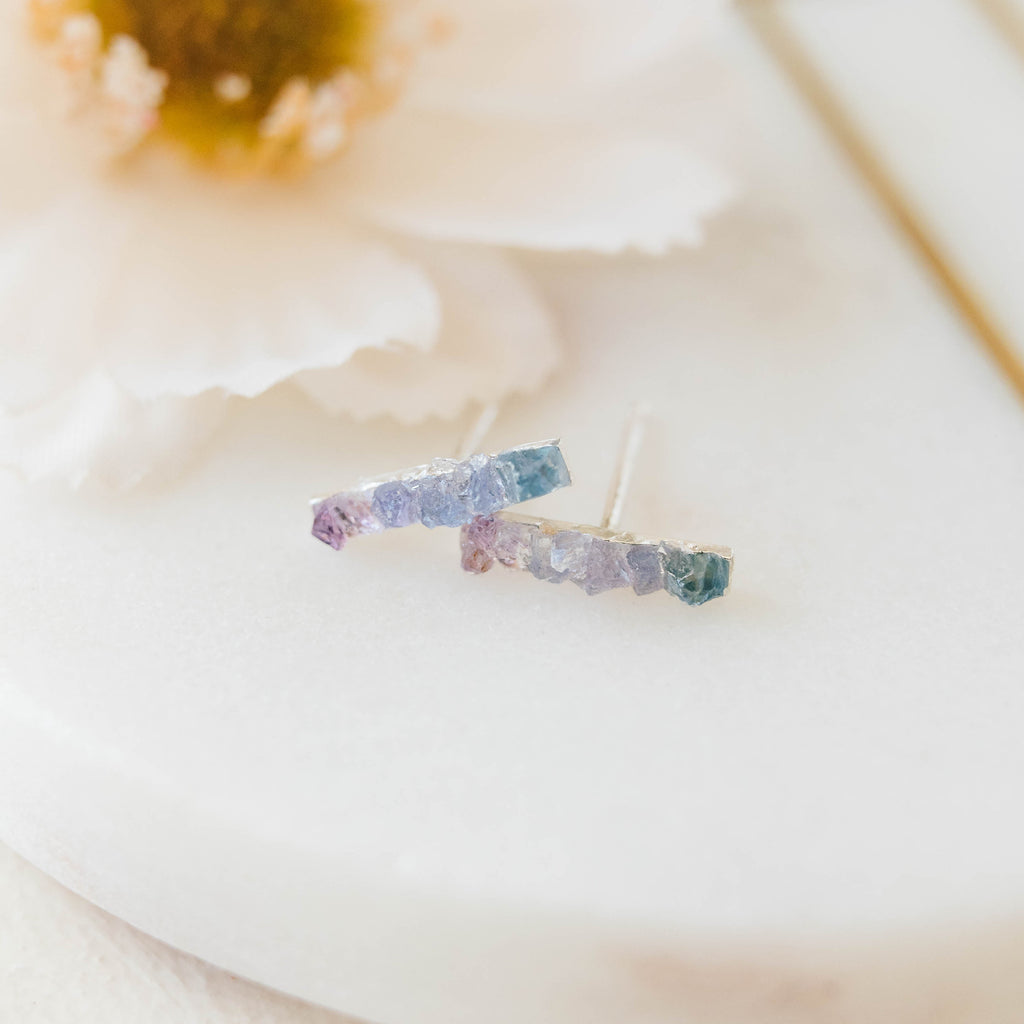 Boucles d'oreilles à tige en pierres précieuses, bijoux en pierres précieuses brutes violettes ombrées, boucles d'oreilles en saphir, bijoux en argent sterling, boucles d'oreilles bohèmes, cadeau de demoiselle d'honneur