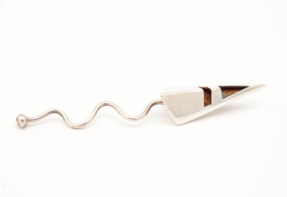 Broche argentée minimaliste géométrique avant-gardiste