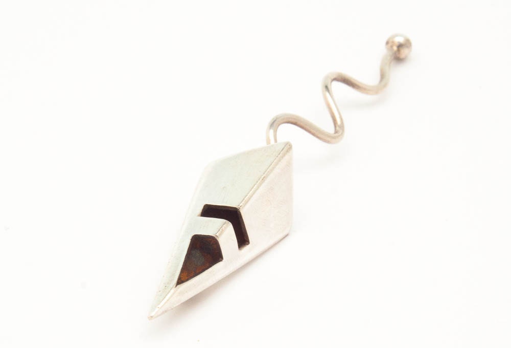 Broche argentée minimaliste géométrique avant-gardiste