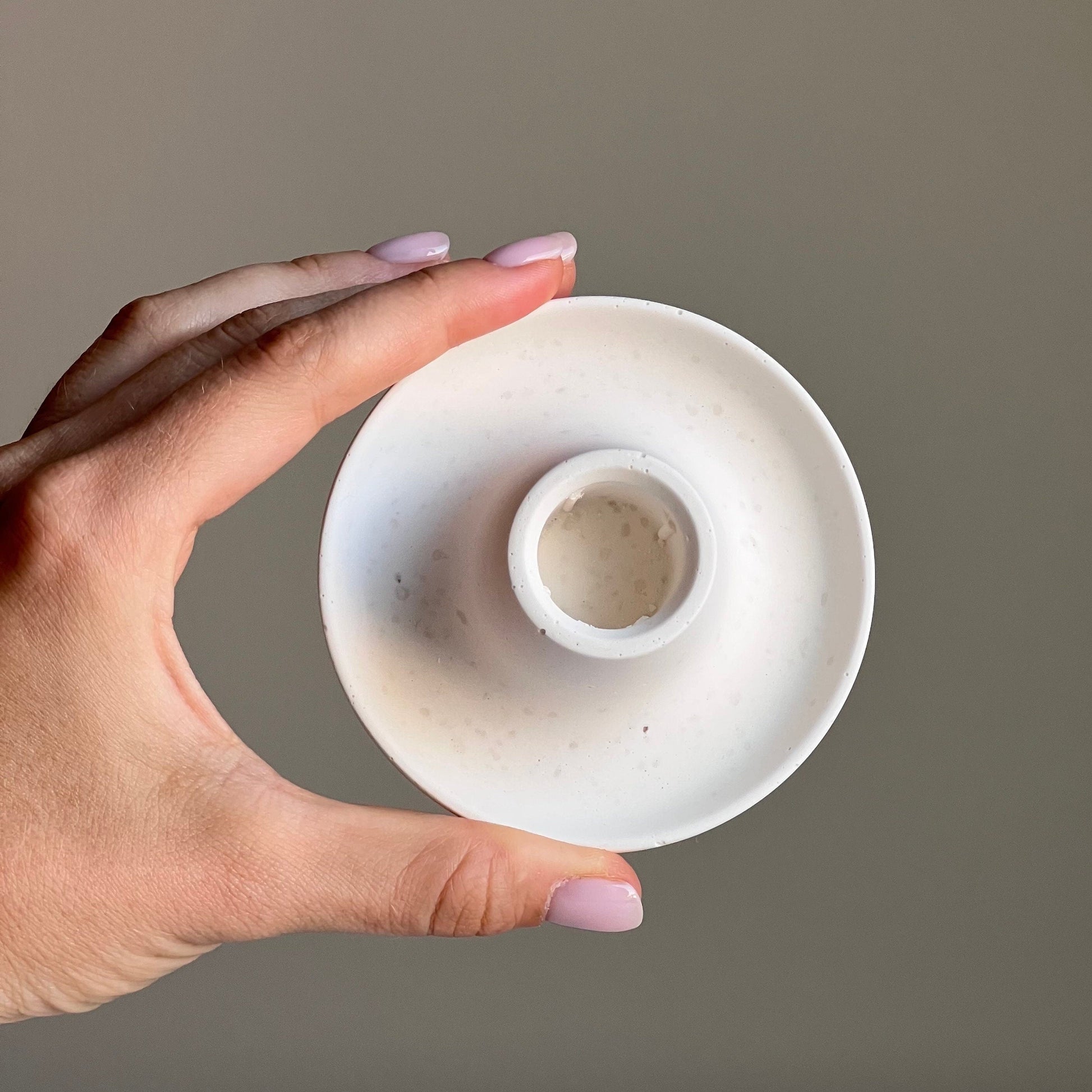 Round Jesmonite Candlestick Holder: Minimalist Table Decor
