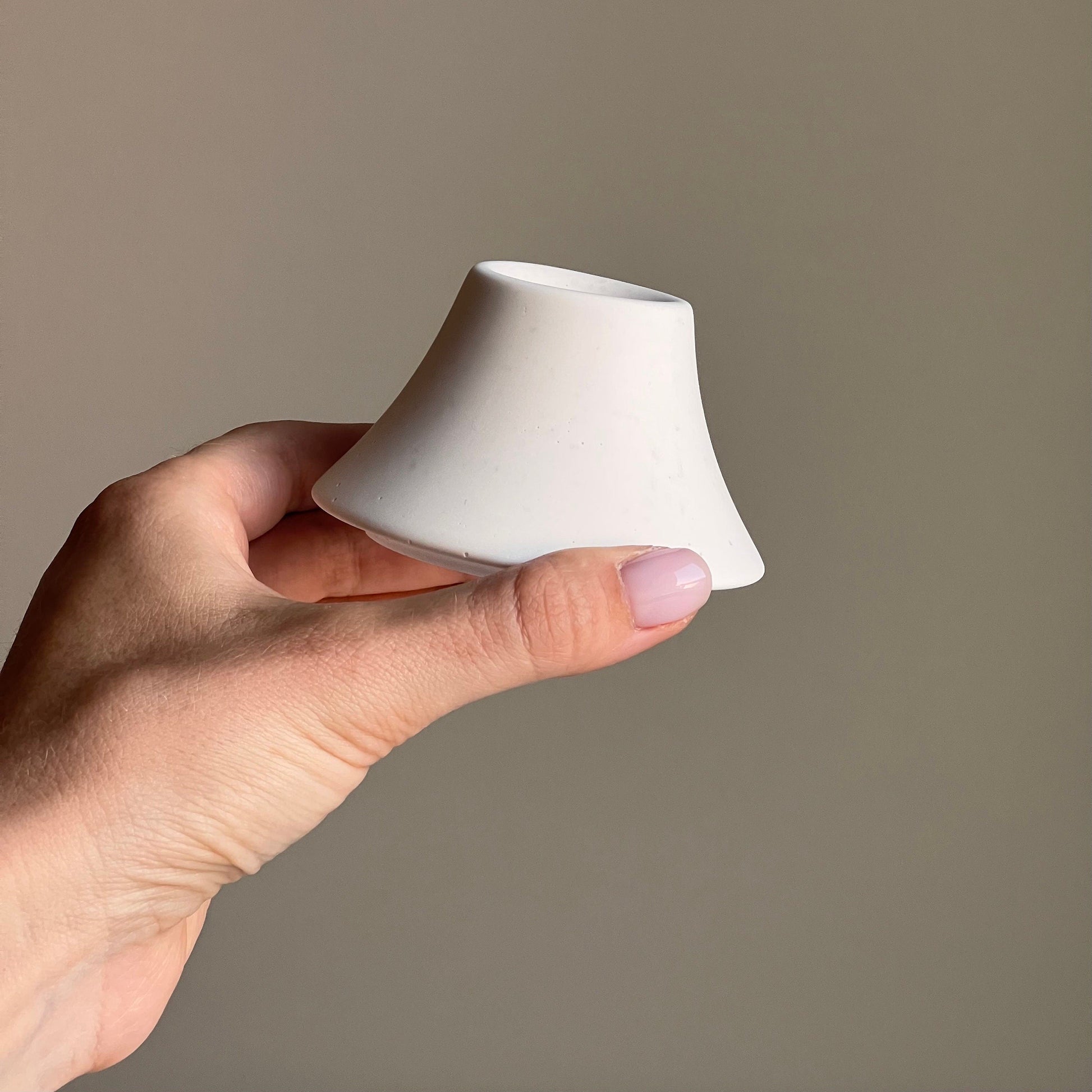 Round Jesmonite Candlestick Holder: Minimalist Table Decor