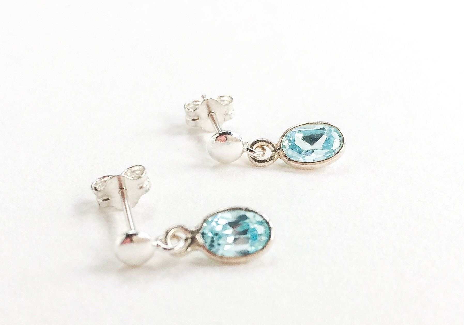 Boucles d'oreilles bleu clair, boucles d'oreilles avec pierre de naissance de mars, cadeau de boucles d'oreilles en pierres précieuses bleues pour elle, petites boucles d'oreilles en argent,