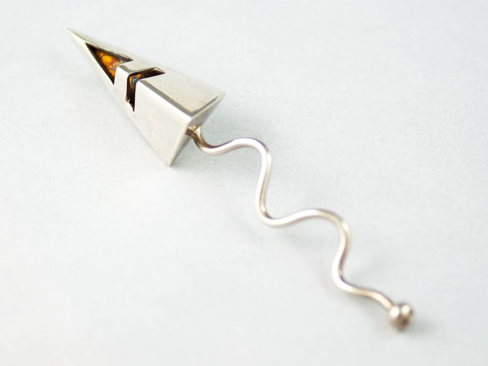 Broche argentée minimaliste géométrique avant-gardiste