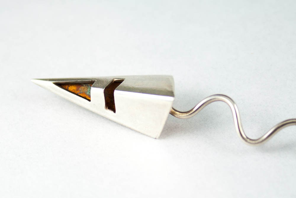 Broche argentée minimaliste géométrique avant-gardiste