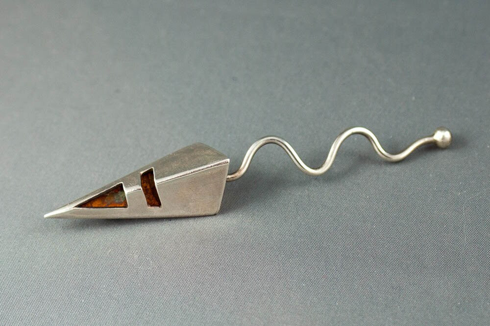 Broche argentée minimaliste géométrique avant-gardiste