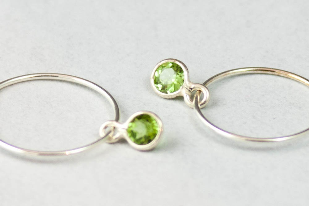 Petites boucles d'oreilles créoles en argent et pierres précieuses, cadeau pour elle, pierres précieuses vertes, créoles légères,
