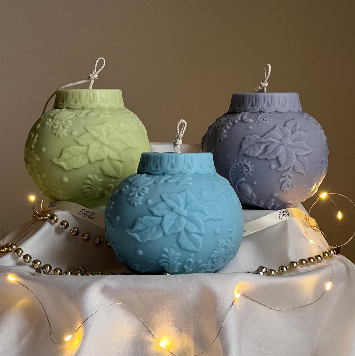 Grande bougie boule de Noël en cire de soja : décoration festive artisanale