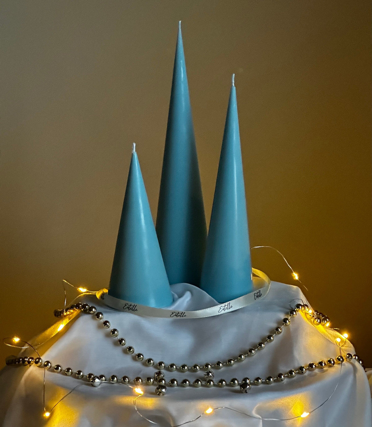 Ensemble de bougies Cône de Noël minimaliste : décor en cire de soja coulée à la main