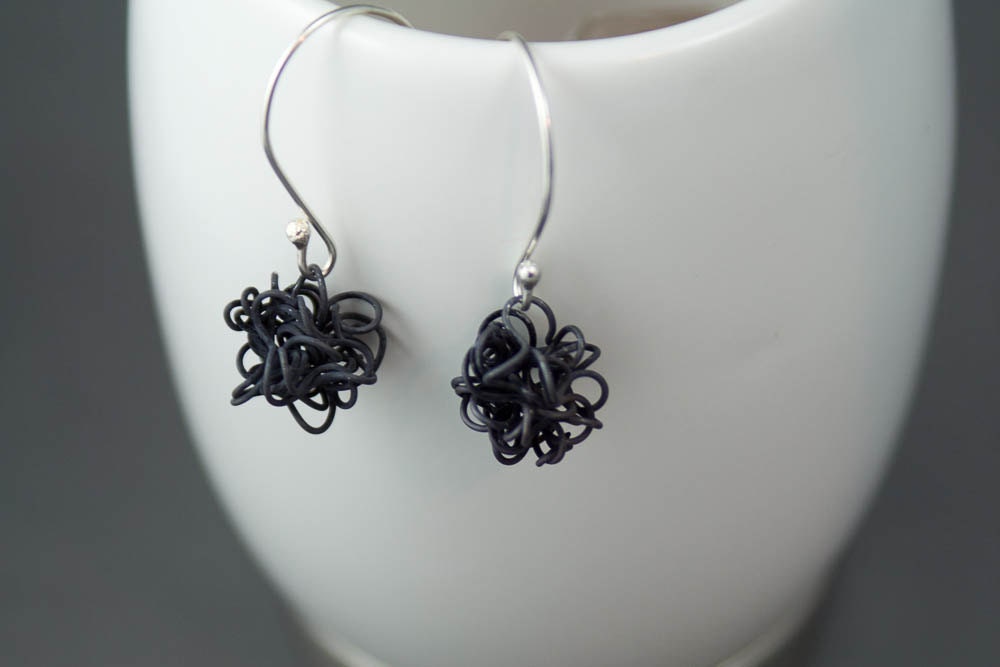 Boucles d'oreilles boule noire, boucles d'oreilles scientifiques, bijoux de physique, boucles d'oreilles matière noire, cadeau en argent recyclé pour elle