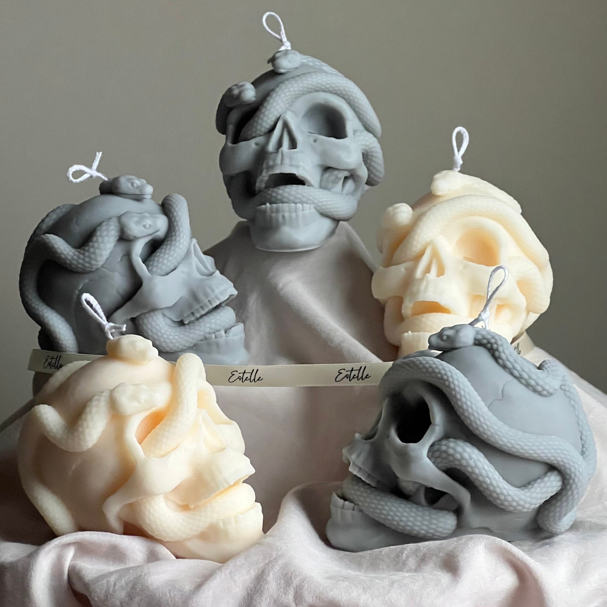 Bougie Crâne avec serpents : décor effrayant d'Halloween en cire de soya