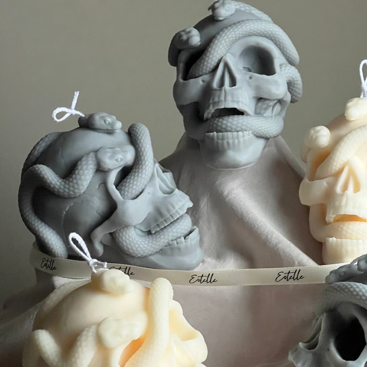 Bougie Crâne avec serpents : décor effrayant d'Halloween en cire de soya