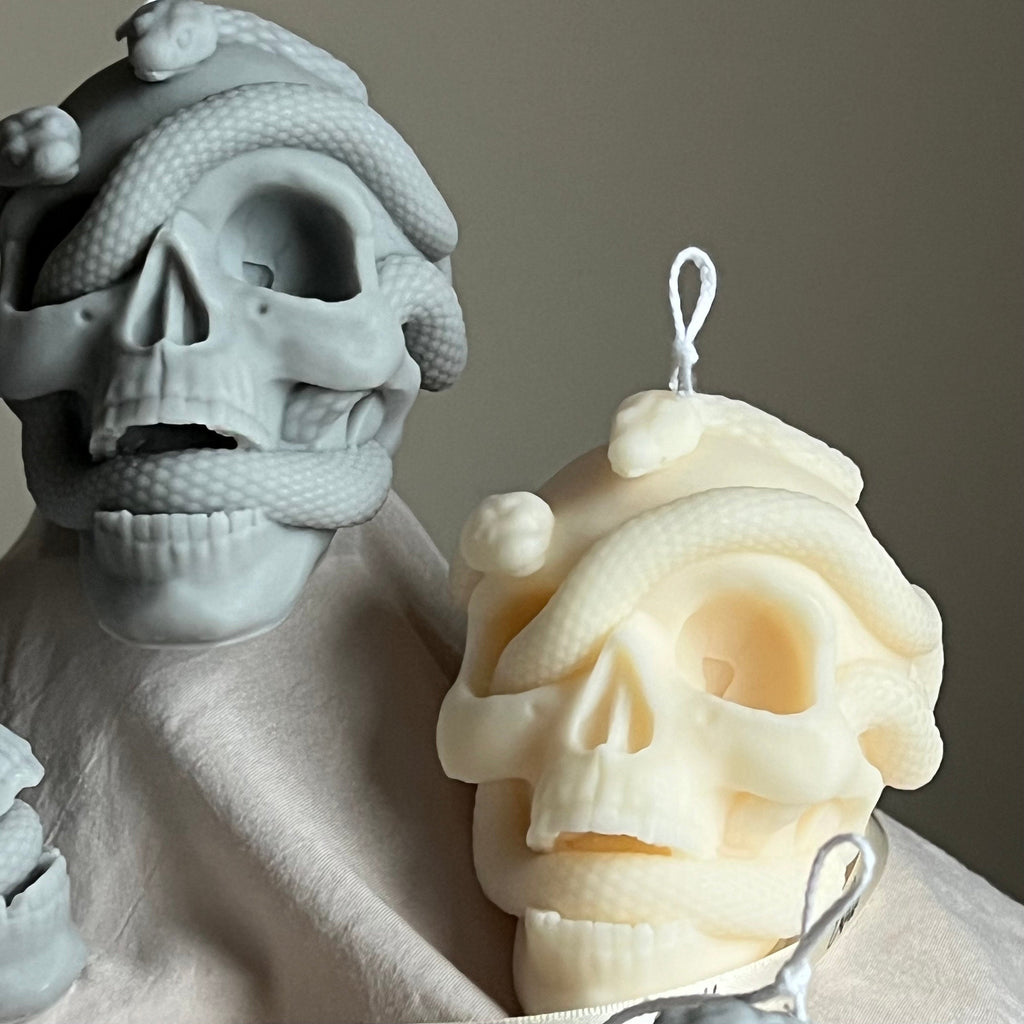 Bougie Crâne avec serpents : décor effrayant d'Halloween en cire de soya