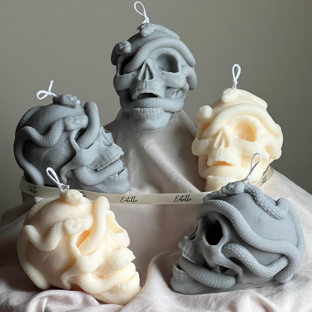 Bougie Crâne avec serpents : décor effrayant d'Halloween en cire de soya
