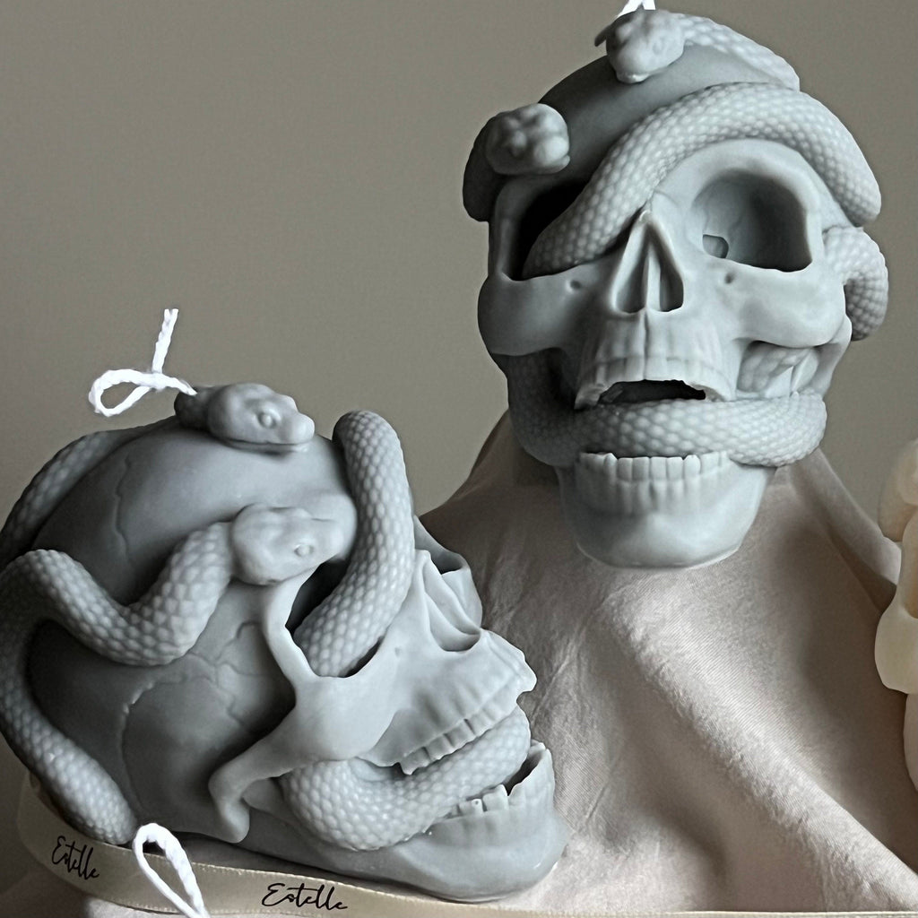 Bougie Crâne avec serpents : décor effrayant d'Halloween en cire de soya