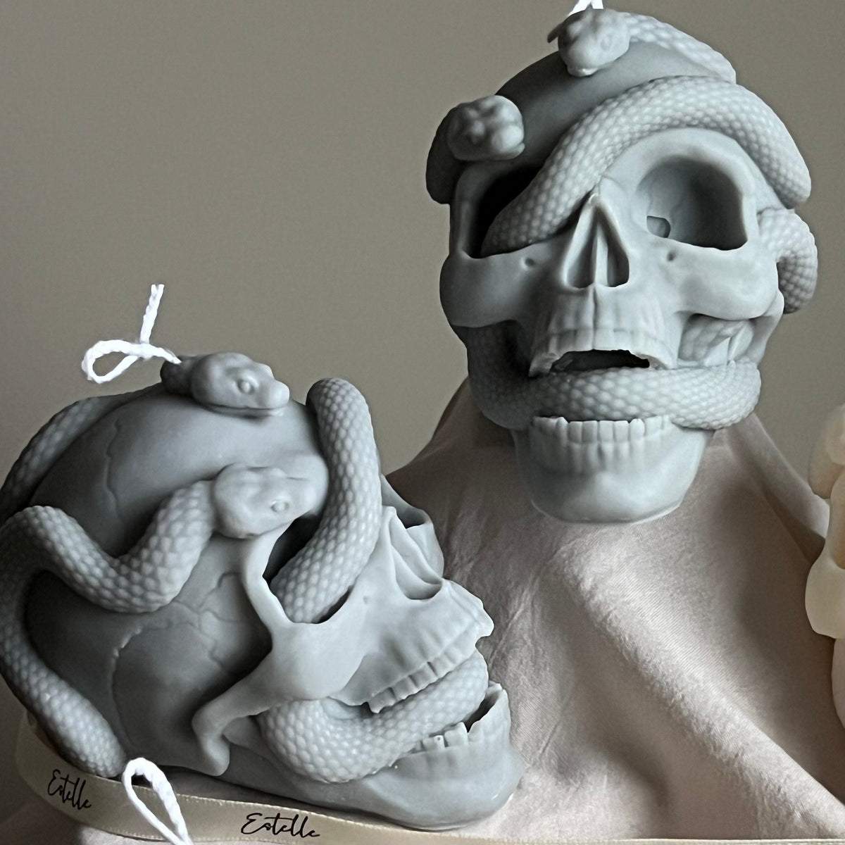 Bougie Crâne avec serpents : décor effrayant d'Halloween en cire de soya