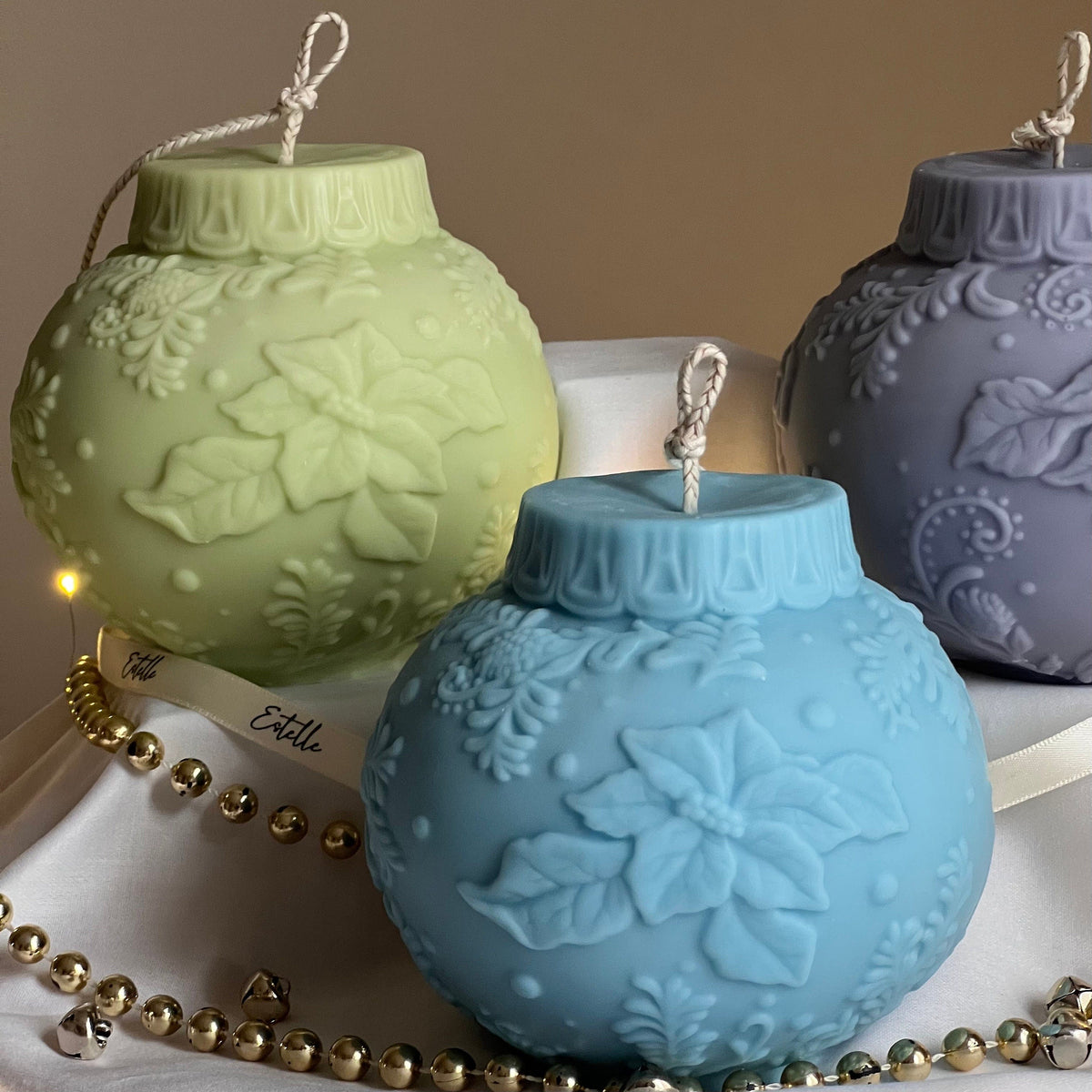 Grande bougie boule de Noël en cire de soja : décoration festive artisanale