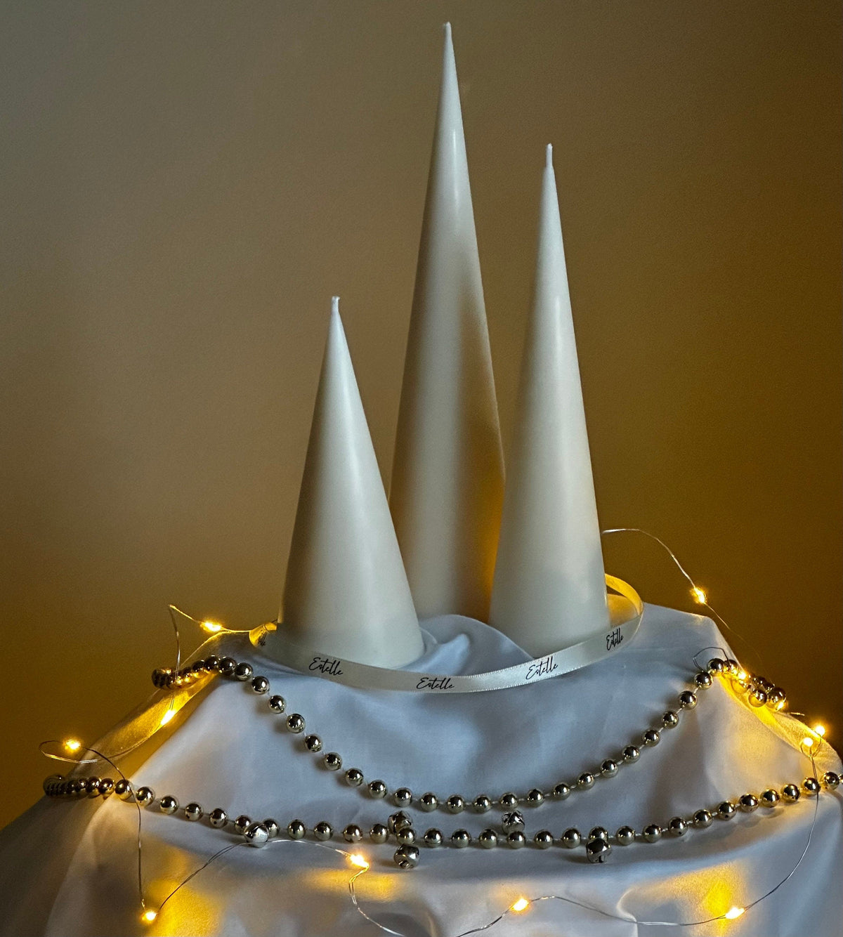 Ensemble de bougies Cône de Noël minimaliste : décor en cire de soja coulée à la main