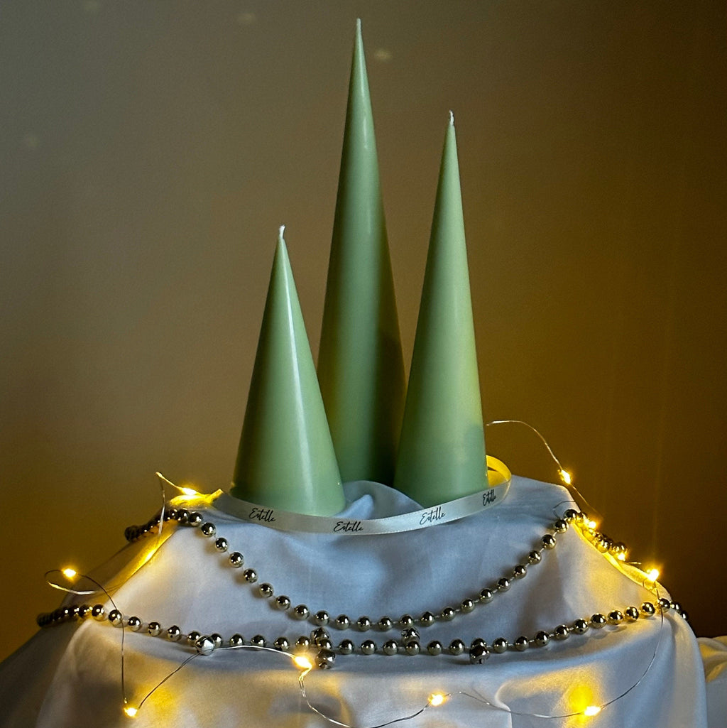 Ensemble de bougies Cône de Noël minimaliste : décor en cire de soja coulée à la main