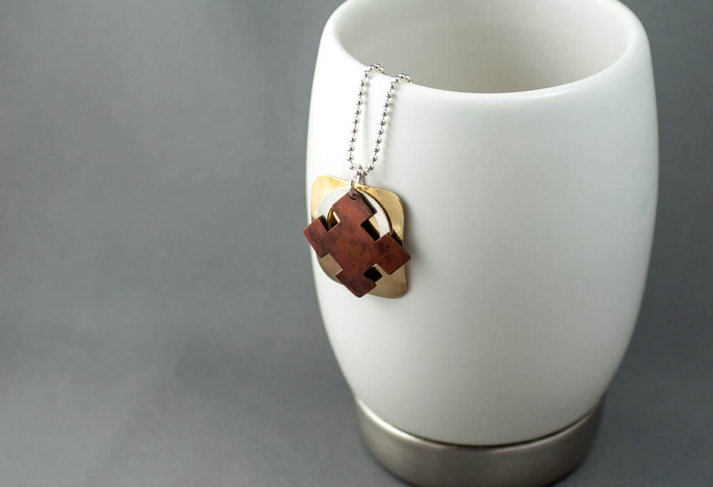 Pendentif nordique, bijou géométrique, pendentif unisexe, bijoux en métaux mixtes, collier minimaliste à offrir, collier pendentif rectangulaire