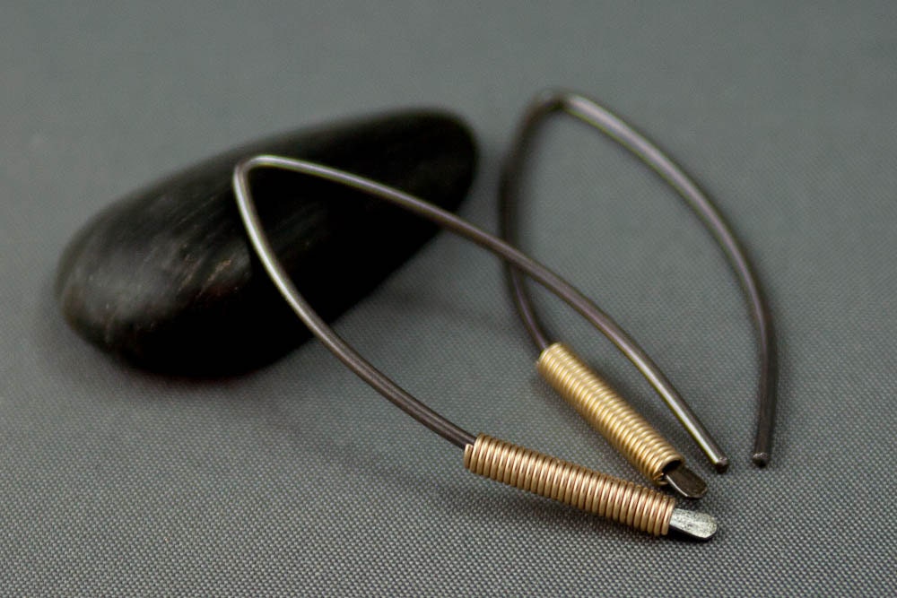 Boucles d'oreilles minimalistes noires et dorées, bijoux modernes et élégants, boucles d'oreilles noires à enfiler, boucles d'oreilles enveloppées d'or, cadeau de bijoux audacieux pour elle