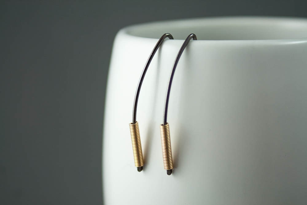 Boucles d'oreilles minimalistes noires et dorées, bijoux modernes et élégants, boucles d'oreilles noires à enfiler, boucles d'oreilles enveloppées d'or, cadeau de bijoux audacieux pour elle