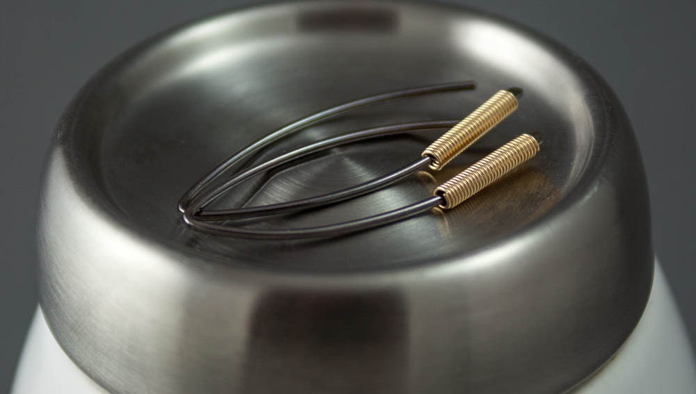 Boucles d'oreilles minimalistes noires et dorées, bijoux modernes et élégants, boucles d'oreilles noires à enfiler, boucles d'oreilles enveloppées d'or, cadeau de bijoux audacieux pour elle