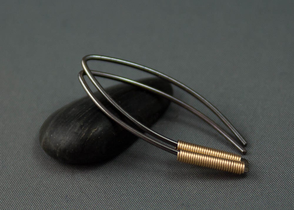 Boucles d'oreilles minimalistes noires et dorées, bijoux modernes et élégants, boucles d'oreilles noires à enfiler, boucles d'oreilles enveloppées d'or, cadeau de bijoux audacieux pour elle
