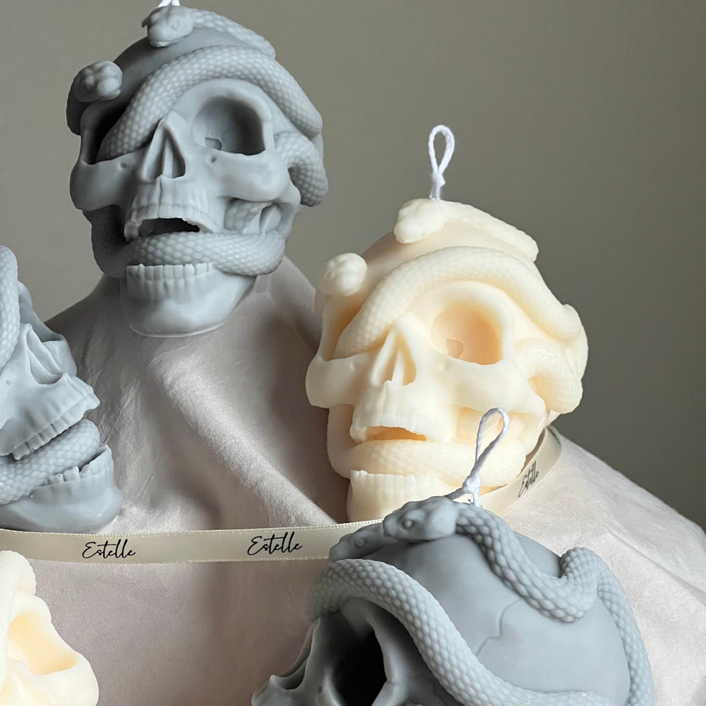 Bougie Crâne avec serpents : décor effrayant d'Halloween en cire de soya