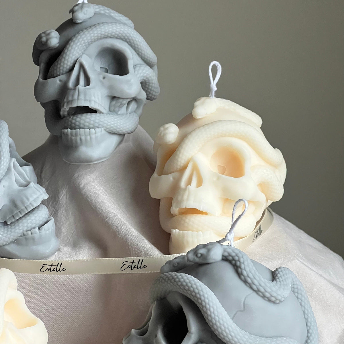Bougie Crâne avec serpents : décor effrayant d'Halloween en cire de soya