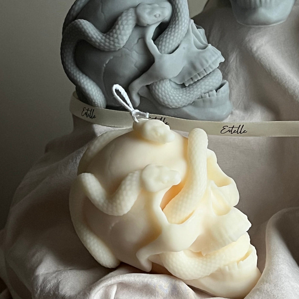 Bougie Crâne avec serpents : décor effrayant d'Halloween en cire de soya