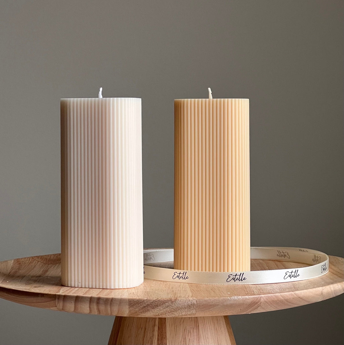 Chandelle-pilier côtelée en cire de soya | Décoration intérieure faite à la main