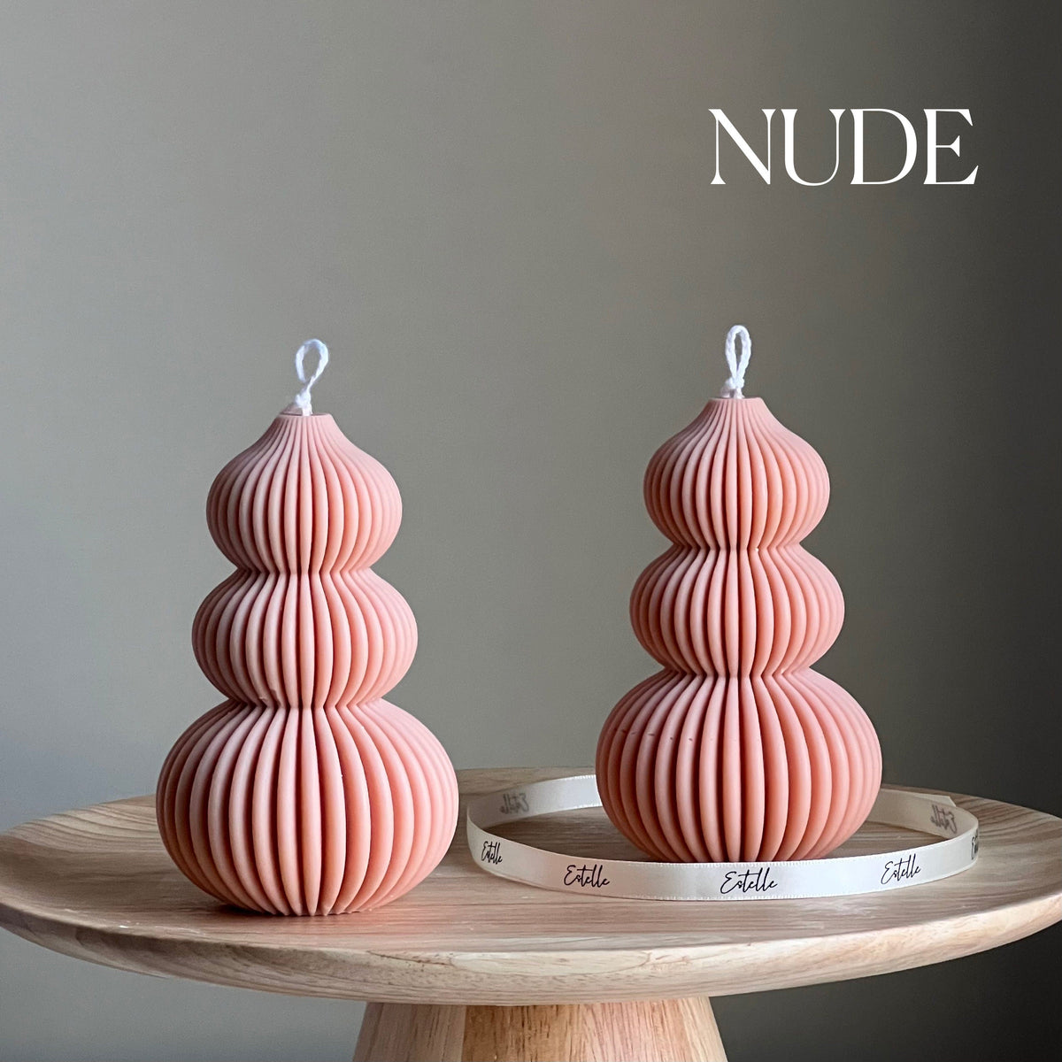Chandelle pilier ondulée et côtelée : chandelle sculpturale en soya, couleur et parfum personnalisés