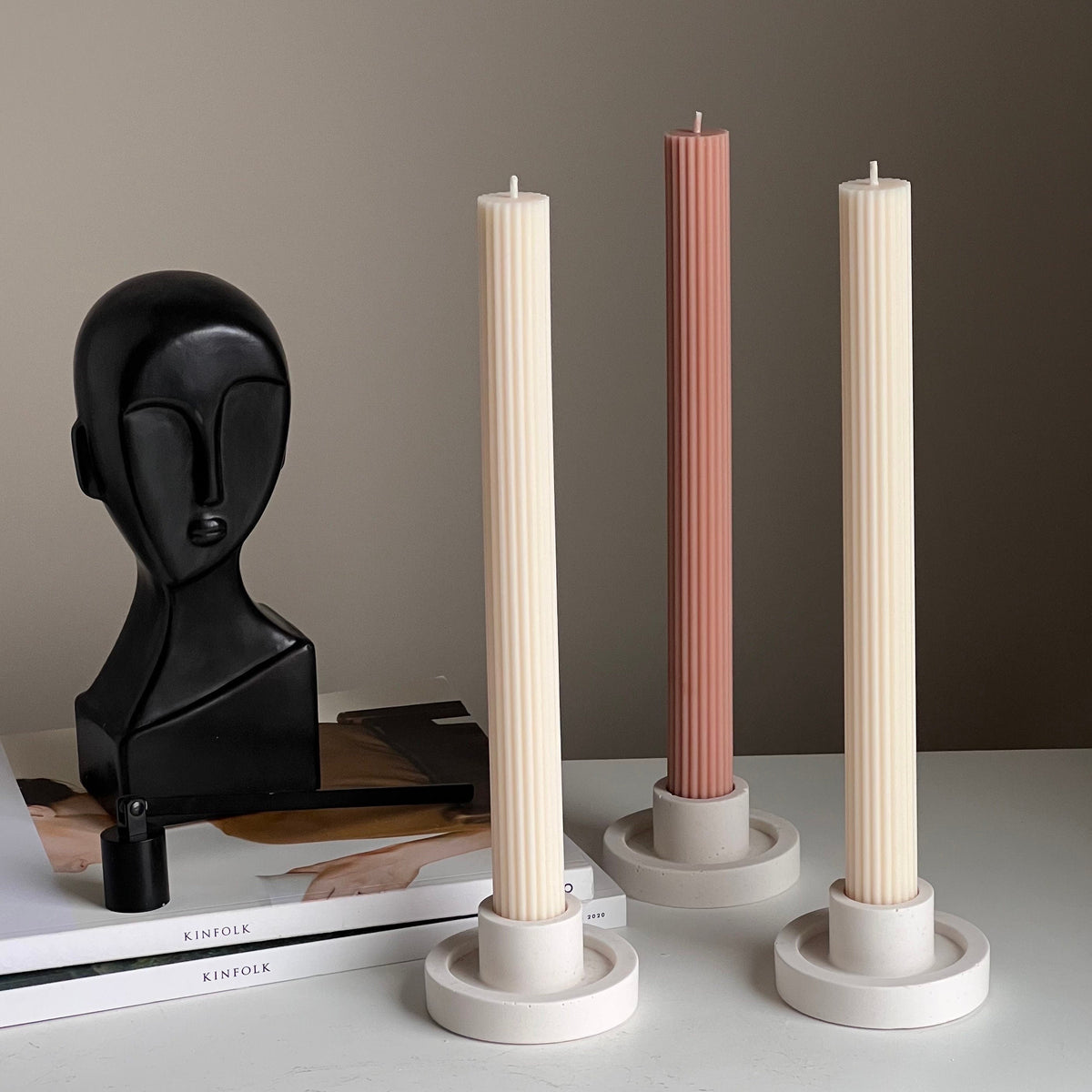 Chandelle effilée côtelée : pilier artisanal en cire de soya, non parfumée