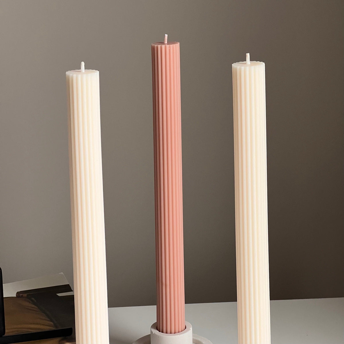 Chandelle effilée côtelée : pilier artisanal en cire de soya, non parfumée