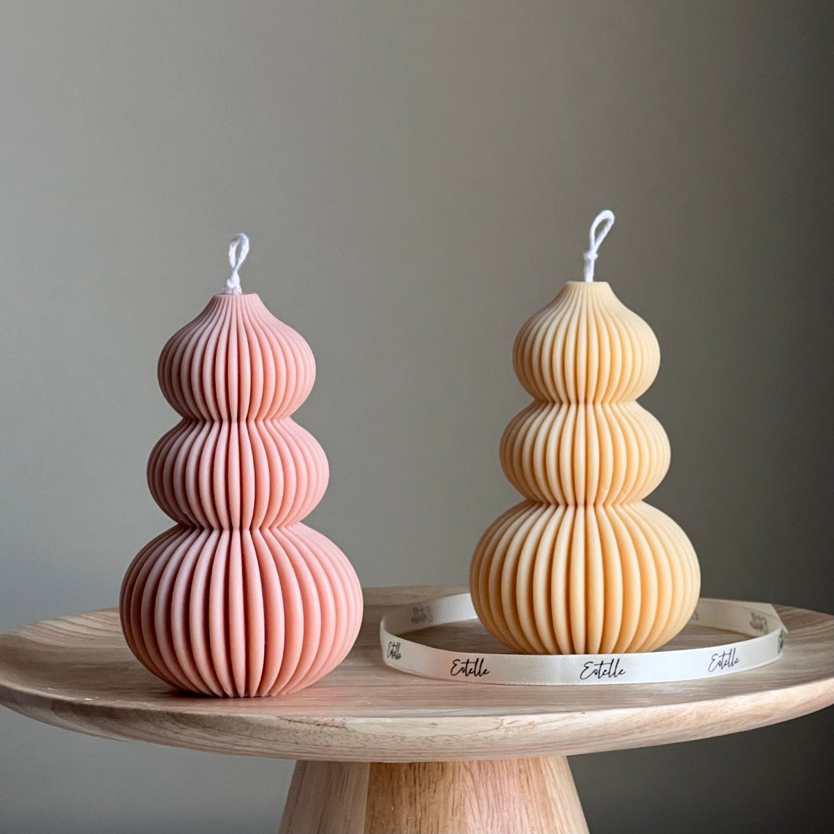 Chandelle pilier ondulée et côtelée : chandelle sculpturale en soya, couleur et parfum personnalisés