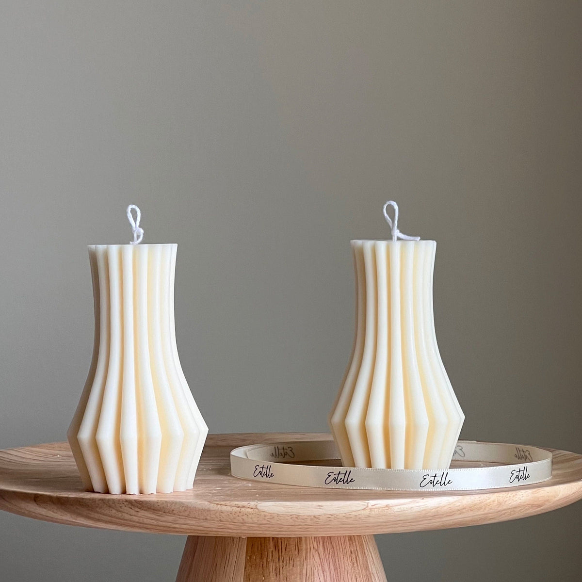 Bougie pilier en soya côtelée : décor sculptural pour la maison