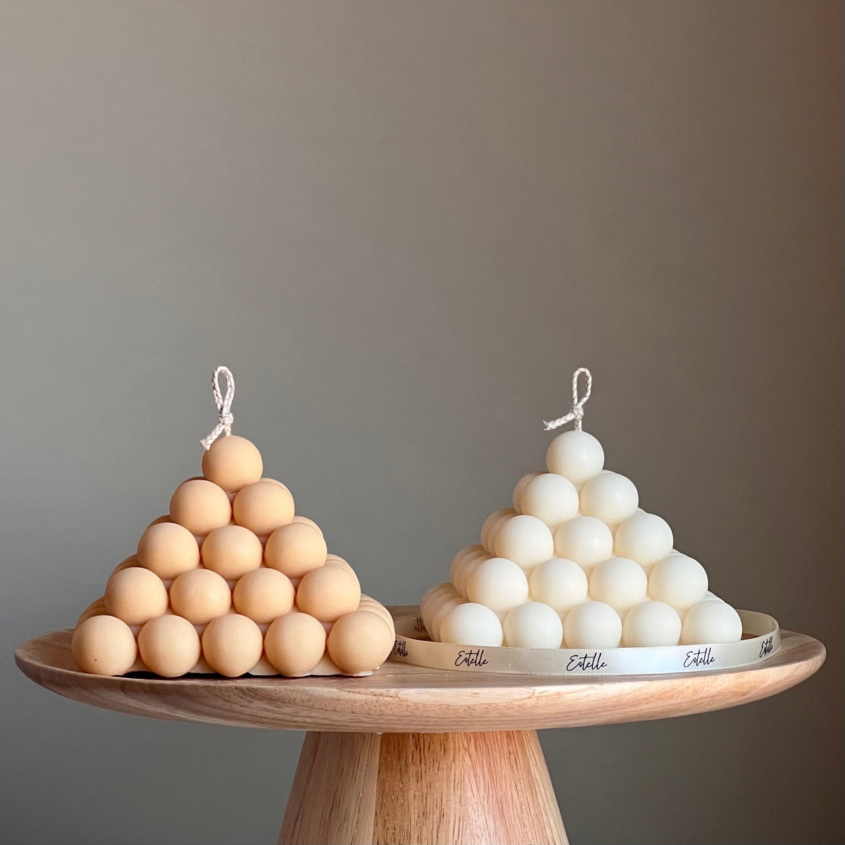 Grande bougie pyramide à bulles : décor végane en soya fait à la main pour la maison