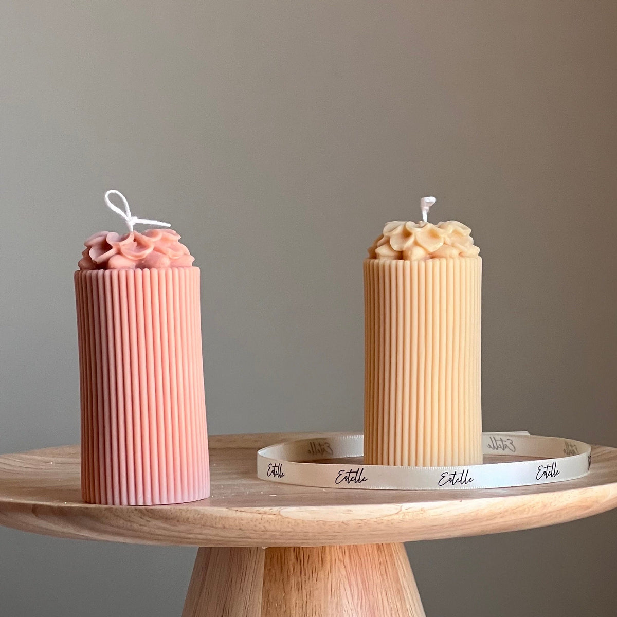 Bougie pilier en soja fleur sculpturale : décor minimaliste pour la maison