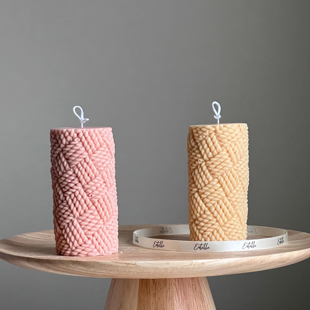Bougie pilier en soja tricotée | Décor sculptural pour la maison