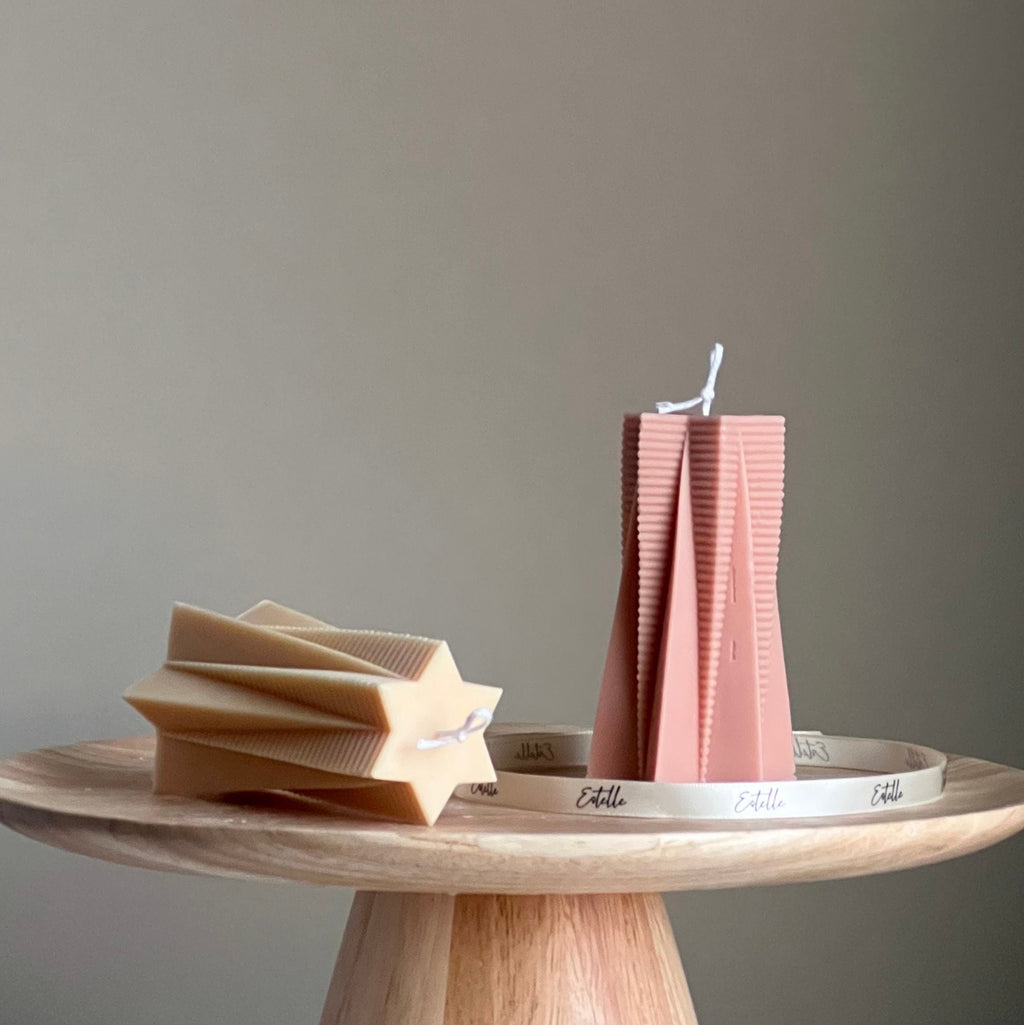 Bougie pilier en soja étoile côtelée : décor minimaliste pour la maison