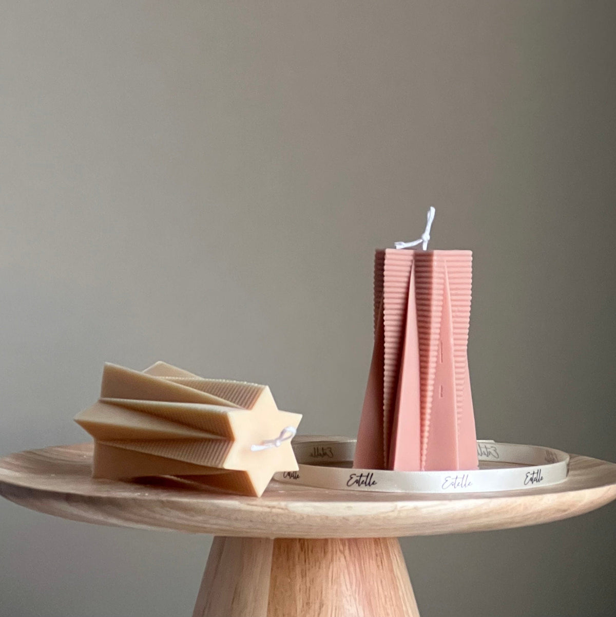 Bougie pilier en soja étoile côtelée : décor minimaliste pour la maison