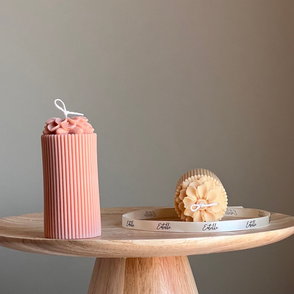 Bougie pilier en soja fleur sculpturale : décor minimaliste pour la maison