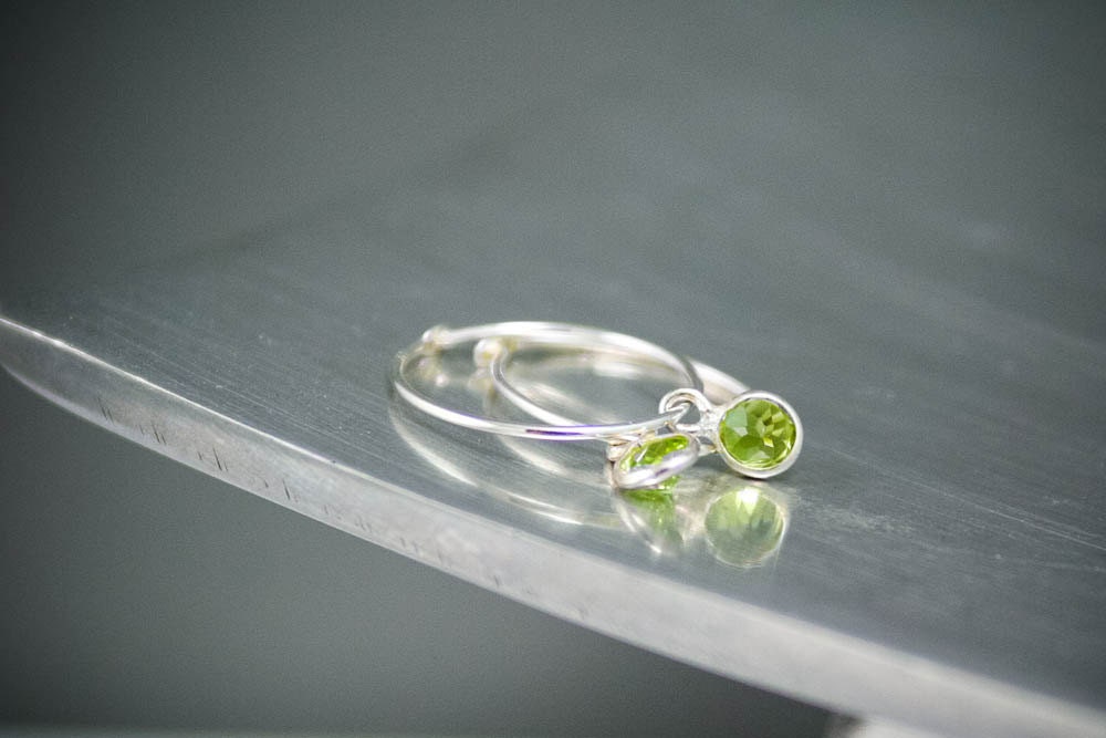 Petites boucles d'oreilles créoles en argent et pierres précieuses, cadeau pour elle, pierres précieuses vertes, créoles légères,